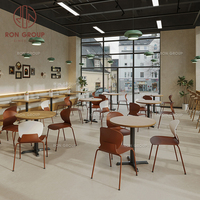 Ensemble de meubles de café moderne, restaurant, café, chaises en plastique brun, tables à manger en bois et banquette de canapé rembourrée beige