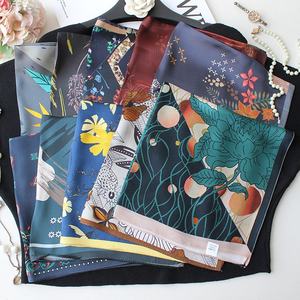 Foulard in Seta Quadrato 55cm con Stampa Floreale Europea, Design Personalizzato con Logo, Sciarpa in Seta per Cerimonie - Product Image 2