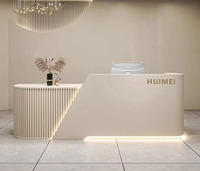 Comptoir de réception élégant et moderne en surface solide blanche avec lumières LED pour salon de beauté, bureau, clinique, hall d'entrée
