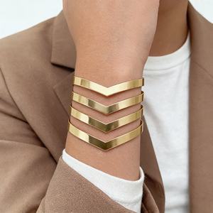 Nuevo Conjunto de Brazaletes Boho de Moda, Bañados en Oro, Estilo Punk, con Plumas y Círculos Grandes Abiertos, para Mujer - Product Image 3