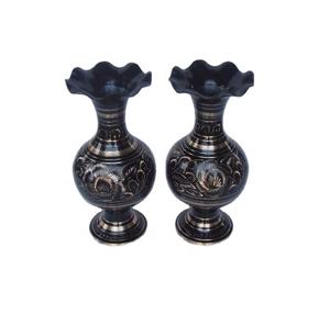 Vases traditionnels indiens en métal moulé en laiton avec peinture noire, décor de maison traditionnel indien - Product Image 1