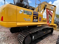 Excavatrice d'occasion Komatsu 220 pour travaux de terrassement, modèle 2022, faible nombre d'heures de fonctionnement, 22 tonnes, godet de 1,2 m, boîte de vitesses, pompe Kawasaki
