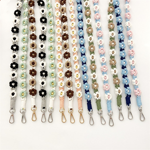 สายคล้องโทรศัพท์แบบยาว 120 ซม. สไตล์โบฮีเมียน ทำมือ ถักแบบปรับได้ สะพายคอหรือสะพายข้าง ลายดอกเดซี่ ป้องกันการสูญหาย - Product Image 1