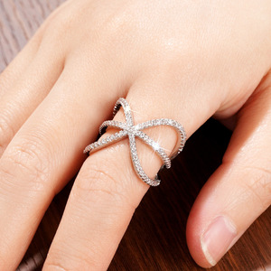 Anello a Linea Incrociata per Donne, Gioiello da Dito Scintillante e alla Moda - Product Image 2