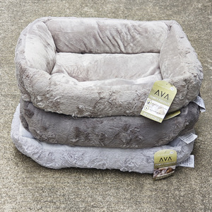 เตียงสัตว์เลี้ยงแบบกลับด้านได้ Ava Comfy Cuddler รูปทรงสี่เหลี่ยมผืนผ้า สีเงินเทา สีเทาเข้ม ขนสัตว์เทียม - Product Image 1