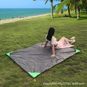 Couverture de plage Woqi 86x55 140cm en nylon compacte, légère et anti-sable pour la plage, le camping, la randonnée et les voyages - Product Image 3