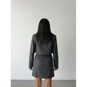 ชุดเสื้อแจ็คเก็ตแคชเมียร์ครอปสำหรับผู้หญิงสีแอนทราไซต์และกระโปรงสั้นติดกระดุม - Product Image 3