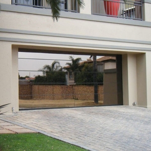 Porte de garage résidentielle étanche automatique Porte de garage sectionnelle noire isolée à pleine vue en verre miroir - Product Image 1