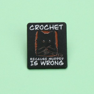 Spilla in smalto con citazione divertente 'Crochet Because Murder Is Wrong', Accessori per cappelli e borse, All'ingrosso, Disponibile - Product Image 3