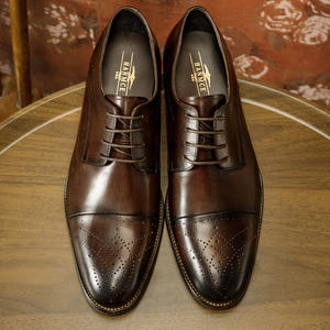 Zapatillas de negocios estilo Oxford hechas a mano y personalizadas con suelas de goma antideslizantes y parte superior de cuero genuino para hombre - Product Image 1