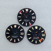Cadran de montre NH35 sur mesure de 28,5 mm avec texture carbone forgé unique, offrant des services de logo personnalisé haut de gamme pour les modifications.