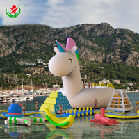 Parc aquatique gonflable géant commercial sur le thème de l'arc-en-ciel et de la licorne, parcours d'obstacles aquatiques flottant