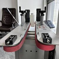Machine de convoyage à clip latéral sans fond pour bouteilles en plastique et en verre