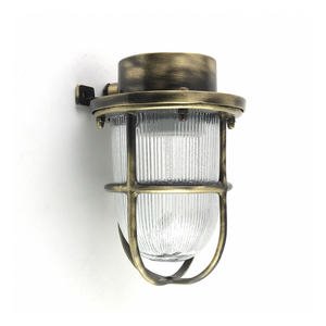 Projecteur LED marin haute luminosité avec dissipateur de chaleur robuste pour une luminosité maximale et une longue durée de vie pour les couloirs de navires - Product Image 1