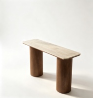 Console d'entrée moderne en MDF écologique et durable avec base à panneaux cannelés, plateau en placage de noyer et pierre frittée travertin pour salon