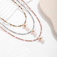 Collier chaîne micro-perles couleur bonbon avec pendentif croix en coquillage naturel incrusté de petites pierres CZ étincelantes – Collier d'été pour la plage