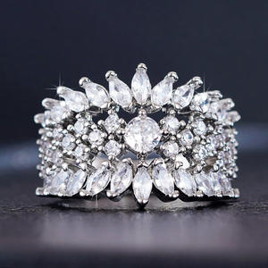 Bracelet manchette en cristal Q260, motif floral, argenté, pour femme, bijoux de mariage, serti de griffes, avec strass - Product Image 2