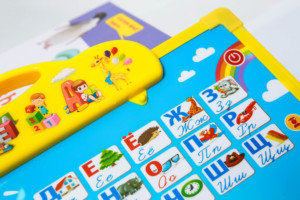 กระดานเรียนรู้อิเล็กทรอนิกส์แบบพูดได้ <span class=keywords><strong>2</strong></span> <span class=keywords><strong>ภาษา</strong></span> รัสเซียและอังกฤษ ของเล่นเสริมพัฒนาการ<span class=keywords><strong>เด็ก</strong></span>แบบสัมผัสเสียง พร้อมตัวอักษร - Product Image 2