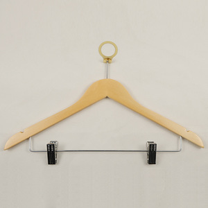 Cintres en bois personnalisés à prix d'usine, cintres <span class=keywords><strong>antivol</strong></span> pour costumes avec pinces métalliques pour la maison et l'hôtel - Product Image 5