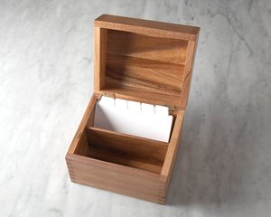 Boîte à recettes rectangulaire en bois sculpté avec cartes, séparateurs et couvercle porte-téléphone pour le stockage alimentaire - Product Image 2