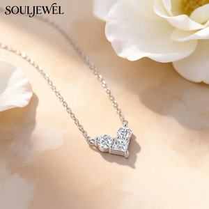 Pendentif Classique Romantique en Argent Sterling S925 Plaqué Rhodium avec Moissanite Certifiée GRA, Bijou Fin de Luxe pour Femme - Product Image 1