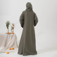 Ensemble Abaya Modeste Personnalisé Vert Sauge et Olive à Col Ouvert pour Femmes Musulmanes, en Crêpe Froissé Premium à Bords Bruts, pour Usage Quotidien, avec Logo Personnalisé Brodé