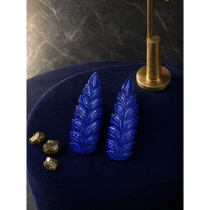 Par de Pendientes Tallados en Piedra Lapislázuli con Diseño Floral Mughal - Una Radiante Representación de la Belleza Atemporal - Product Image 3
