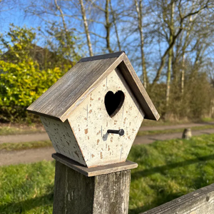 Casa de pájaros blanca antigua con recorte de corazón ODM OEM Acabado rústico ecológico para jardines y casas de hadas - Product Image 2