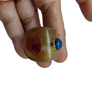 Bague artisanale en corne de buffle naturelle, design éco-responsable, pour femmes, bijoux modernes et élégants de haute qualité par Falak World Export - Product Image 1