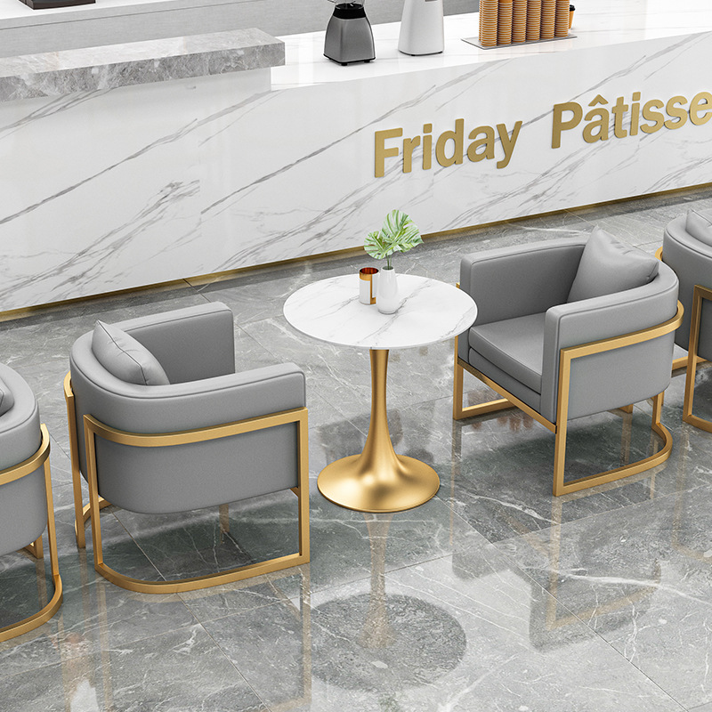 Deux tables rondes et deux canapés simples gris