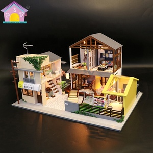 Casa de Muñecas en Miniatura con Muebles y Muñecas Familiares, en Oferta - Product Image 1