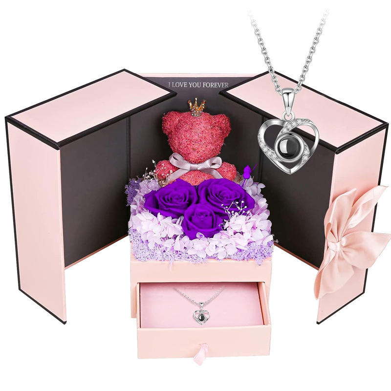 หมีสีชมพูดอกไม้สีม่วงสามดอก