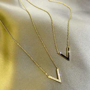 Mode Lettre <span class=keywords><strong>V</strong></span> Femmes <span class=keywords><strong>Collier</strong></span> Lumière De Luxe Style Minimaliste <span class=keywords><strong>Collier</strong></span> Femmes Zircon Étanche Colliers - Product Image 1