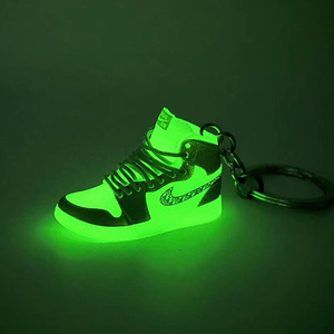 Al por mayor: Llavero de zapatillas luminosas de moda tipo caja sorpresa, estilo AJ, colgante decorativo creativo para bolso, artículo popular de plástico para transmisiones en vivo - Product Image 1