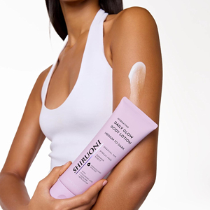 لوشن تسمير ذاتي طبيعي عضوي للجسم بتركيبة مرطبة، يمنح لونًا متألقًا للبشرة المتوسطة والداكنة - Product Image 1