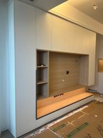 Mueble de TV para Sala de Estar, Mueble de TV Moderno y Lujoso con Chimenea, Mueble de Sala de Estar Personalizado en Madera de Nogal