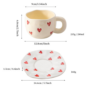 Ensemble tasse et soucoupe à café en céramique à motif de cœurs pour le thé de l'après-midi, rose avec cœurs rouges, forme irrégulière, design fait main - Product Image 4