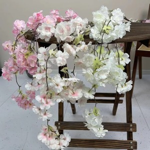 ดอกซากุระปลอมสีชมพูขาว กิ่งดอกซากุระผ้าไหมสำหรับตกแต่งบ้าน ขายส่ง - Product Image 4