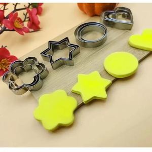 Vente chaude : Lot de 12 emporte-pièces en acier inoxydable argenté (étoile, cœur, fleur) – Moules à biscuits écologiques, compatibles lave-vaisselle - Product Image 5
