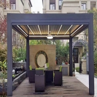 Pergola motorisée en aluminium imperméable avec système de gouttières et éclairage LED pour jardin et terrasse