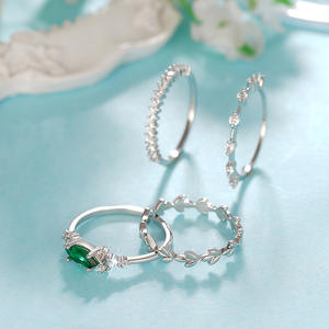 Anello da Donna Placcato Oro con Smeraldo, Taglio Marquise, Design a Pianta con Diamanti, Gioiello di Fidanzamento in Oro Giallo, Anelli Impilabili - Product Image 3