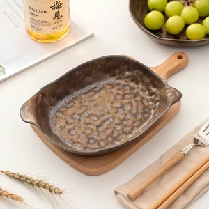 จานเซรามิกทำมือทรงไม่สมมาตร ดีไซน์ย้อนยุค สำหรับงานปาร์ตี้ ภาชนะตกแต่ง - Product Image 1