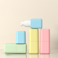 Vente en gros de voyage de luxe portable personnalisé couleur givrée en plastique PET vide carré soin de la peau lotion vaporisateur 80ml ensemble