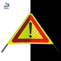 Triangle de trépied réfléchissant portable Panneau d'avertissement enroulable Version fluorescente du panneau routier norvégien du "point d'exclamation"