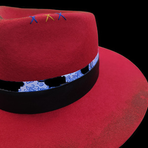 Personnalisé rétro vintage <span class=keywords><strong>rouge</strong></span> large bord rigide Fedora hommes femmes <span class=keywords><strong>chapeau</strong></span> 100% laine feutre <span class=keywords><strong>chapeau</strong></span>, en détresse brûlé à la main <span class=keywords><strong>borsalino</strong></span> chapeaux - Product Image 3