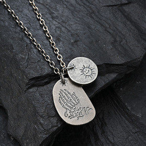 Collar de doble capa con colgante de sol de la marca INS, estilo hip-hop retro callejero, con diseño de mano fantasma rayo desgastada, de Yunnique - Product Image 4