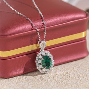 Ensemble de bijoux élégant en moissanite émeraude avec des pierres brillantes de qualité diamant, parfait pour les occasions spéciales - Product Image 4