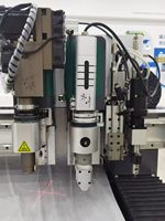 Machine de découpe industrielle à couteau vibrant, idéale pour la découpe de précision des tissus, du cuir et des matériaux composites