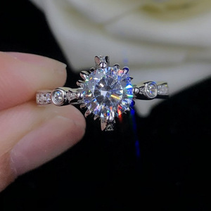 Anello di cristallo per donna, elegante accessorio di moda per feste e uso quotidiano - Product Image 2
