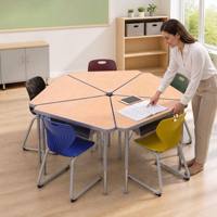 Ensemble de bureaux triangulaires modernes pour l'apprentissage collaboratif - Mobilier scolaire ergonomique réglable en hauteur pour le travail en groupe et les salles de classe